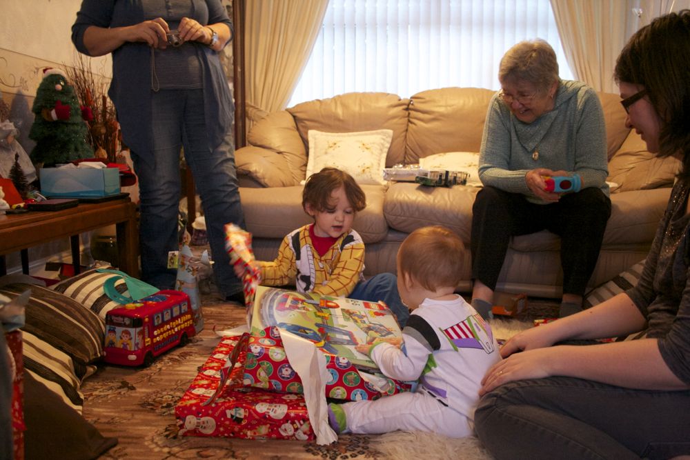 Sharing the unwrapping of a shared gift