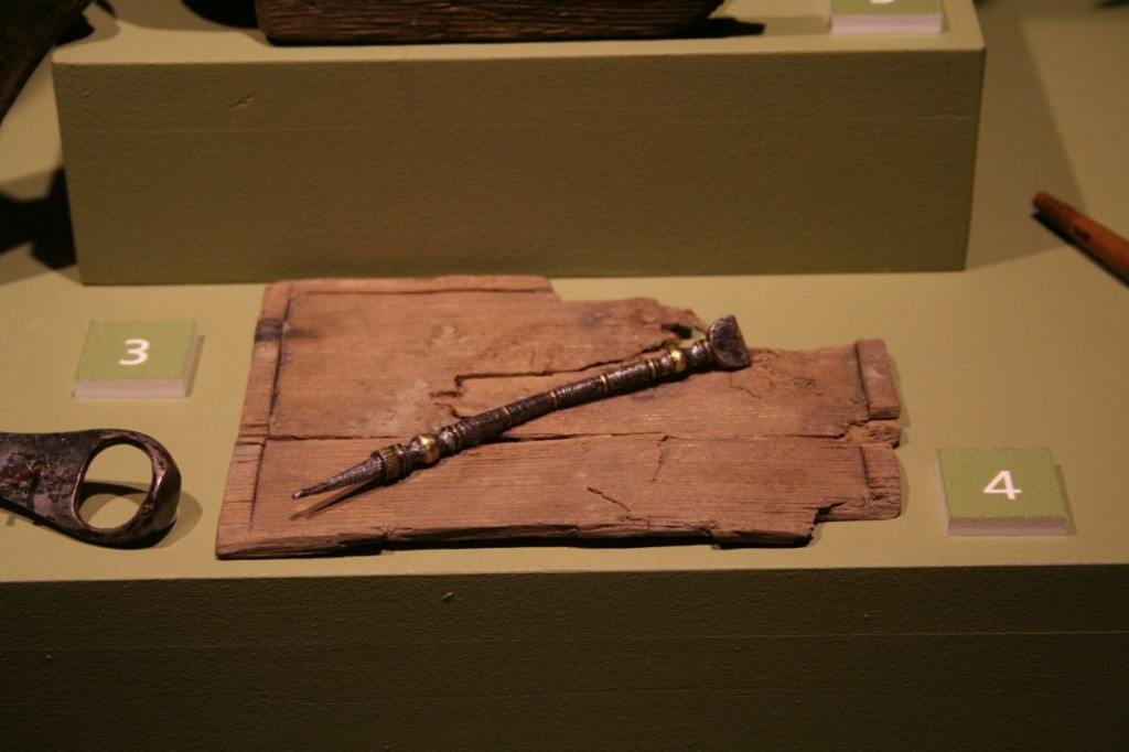 A scribing device